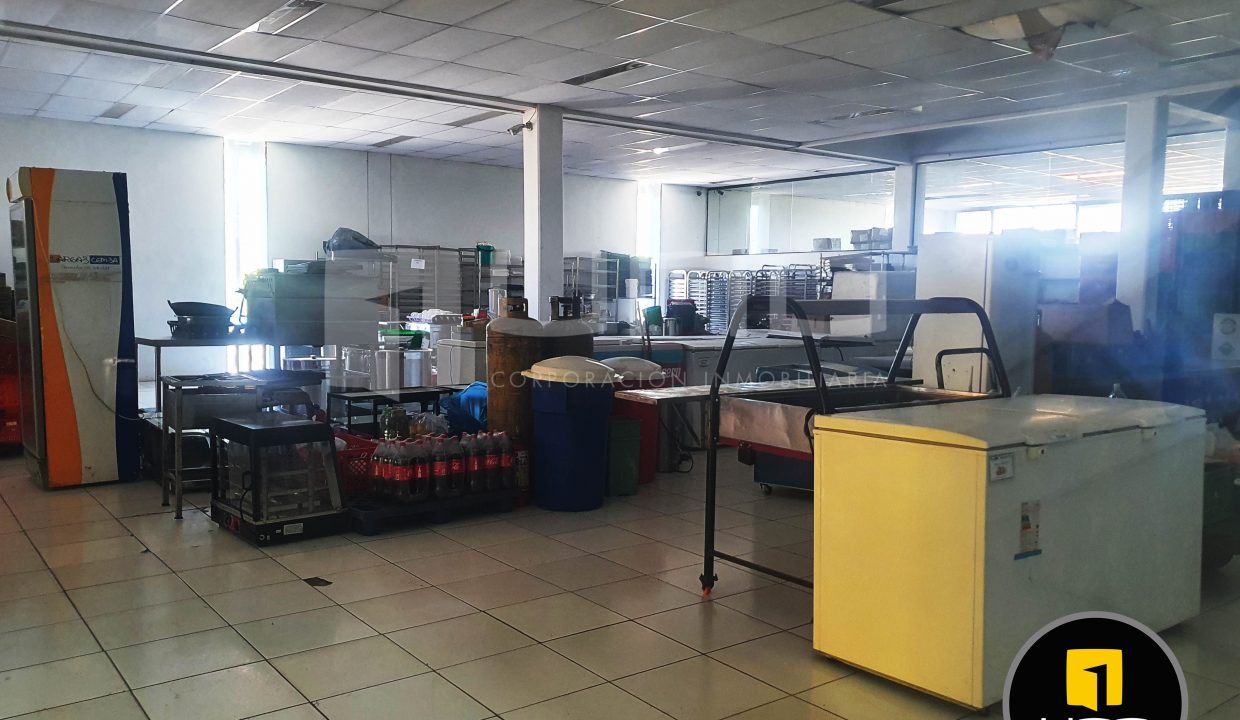Alquilo Vendo Amplio Inmueble Con Oficinas Y Galpones