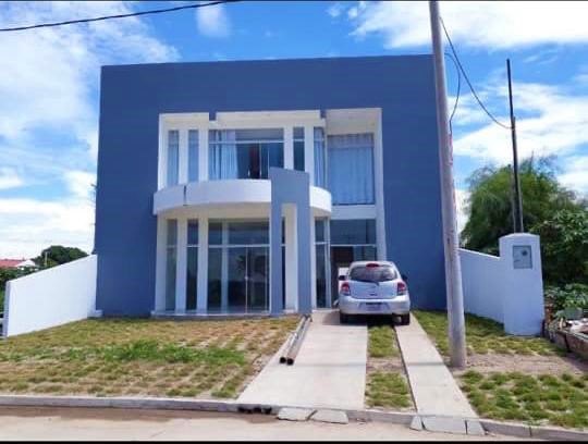 CASA 3 PLANTAS (ESPECIAL PARA POLICONSULTORIO O CLINICA)