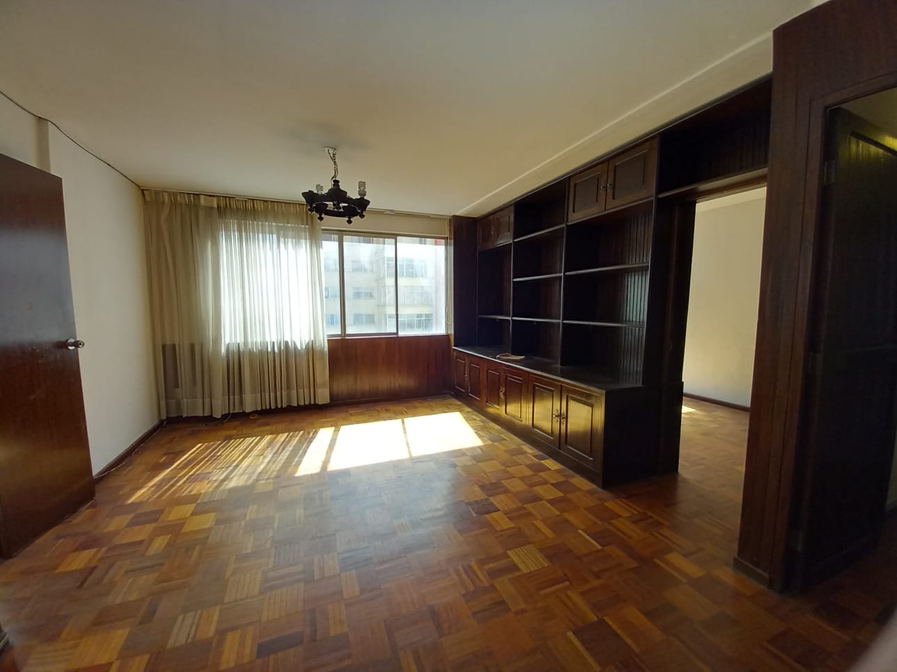 ECONÓMICO DEPARTAMENTO EN VENTA AV.6 DE AGOSTO 