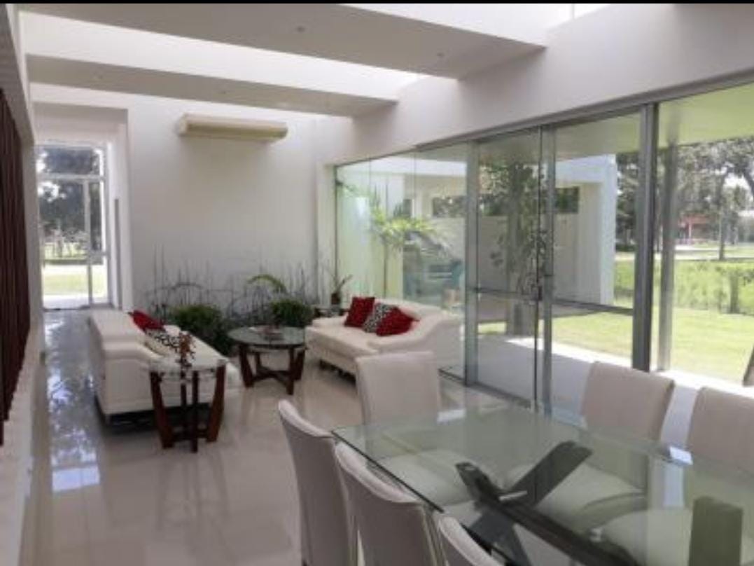 Casa de 4 dormitorios - en Alquiler