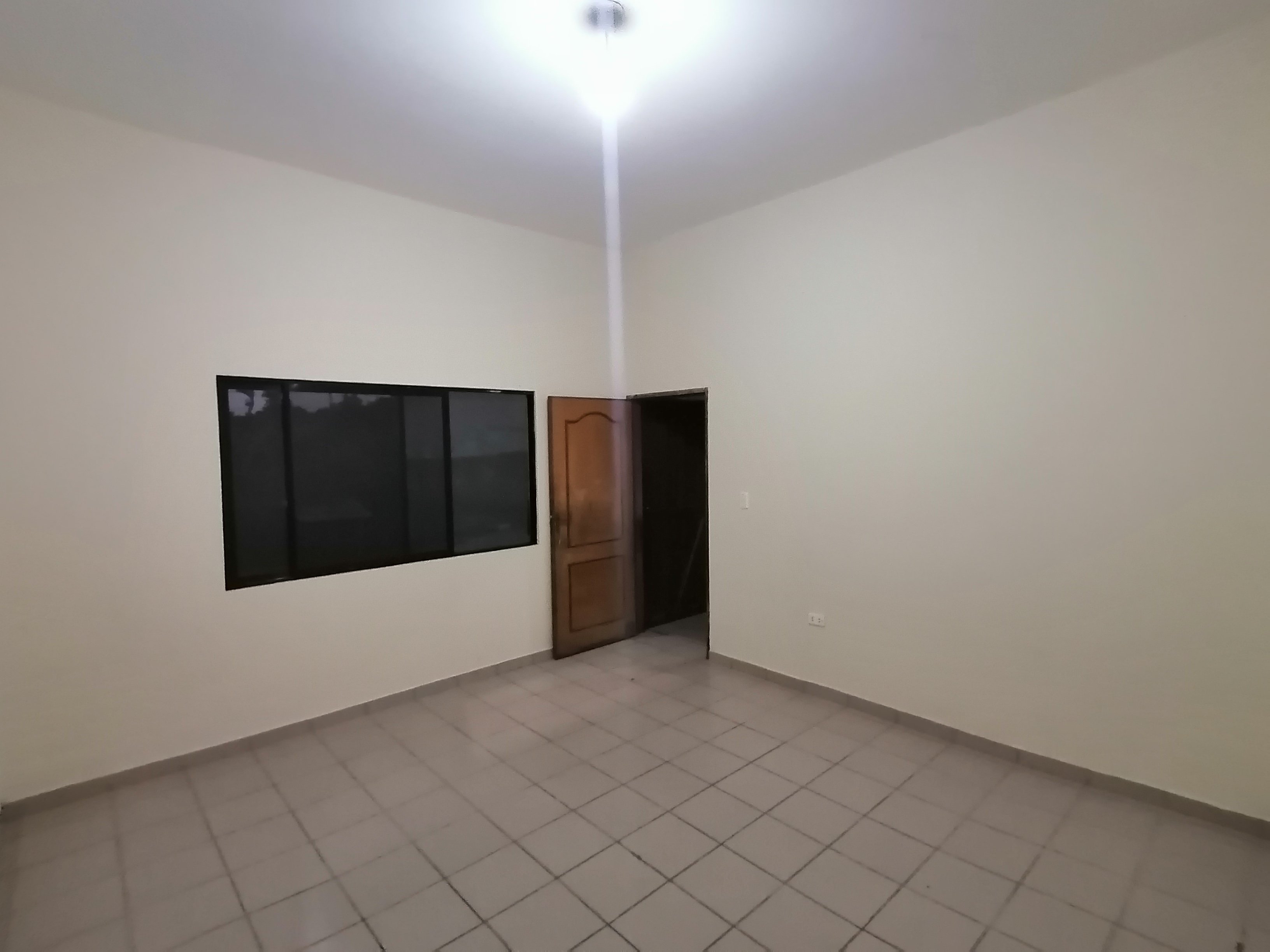 CASA INDEPENDIENTE EN ANTICRETICO ZONA ESTE 8VO Y 9NO ANILLO