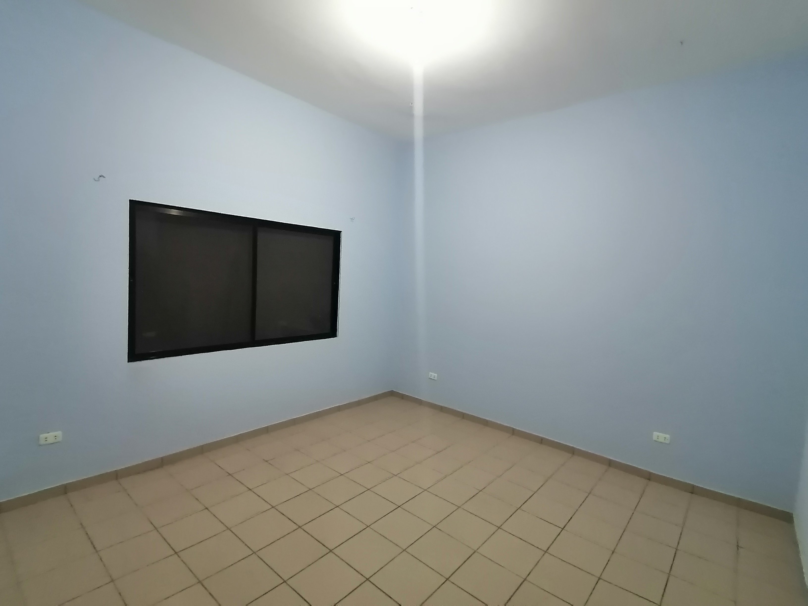 CASA INDEPENDIENTE EN ANTICRETICO ZONA ESTE 8VO Y 9NO ANILLO