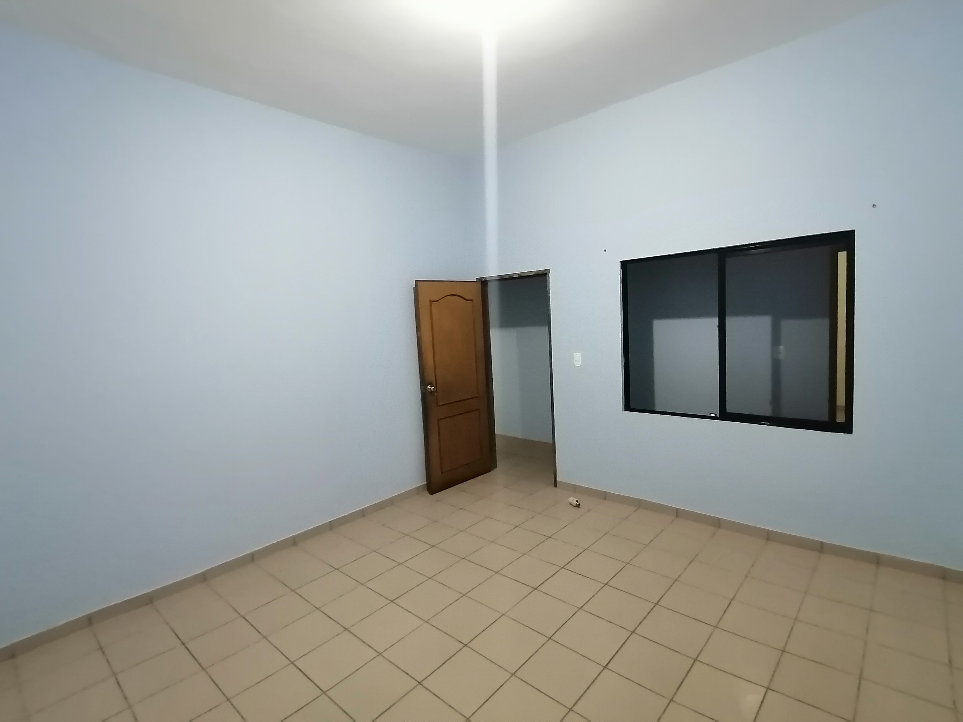 CASA INDEPENDIENTE EN ANTICRETICO ZONA ESTE 8VO Y 9NO ANILLO