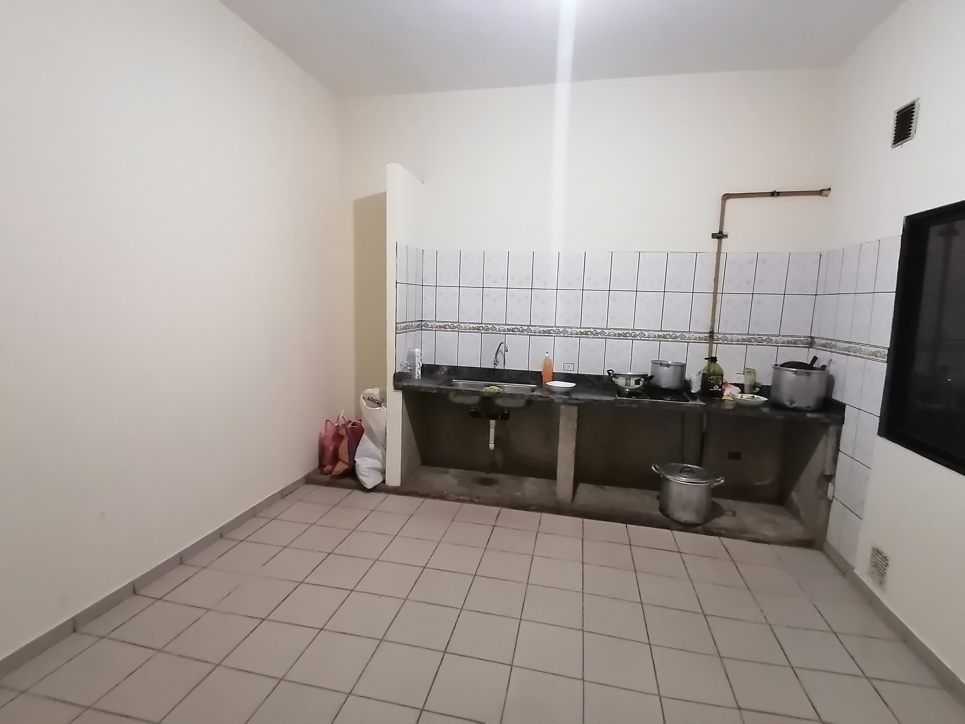 CASA INDEPENDIENTE EN ANTICRETICO ZONA ESTE 8VO Y 9NO ANILLO