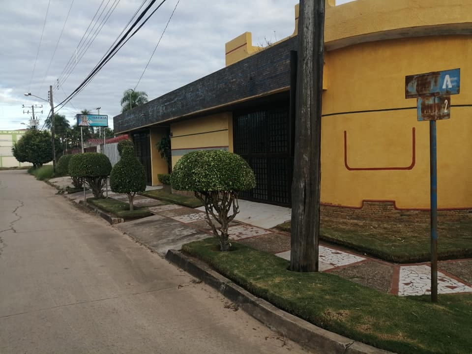 CASA EN ESQUINA DETRAS DEL HOSPITAL FRANCES
