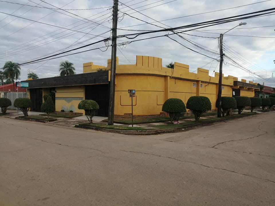 CASA EN ESQUINA DETRAS DEL HOSPITAL FRANCES