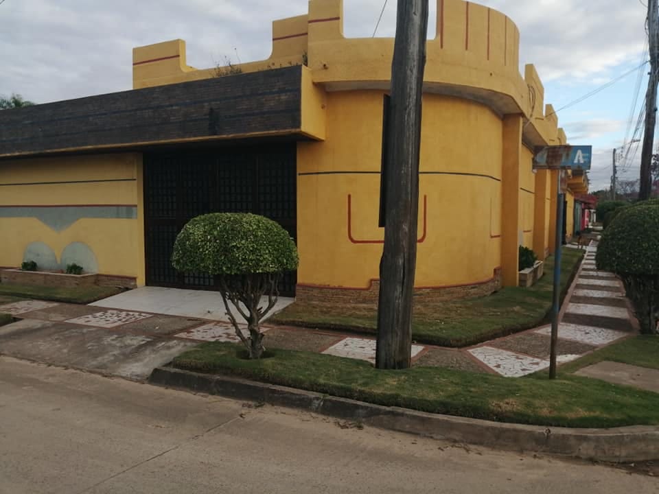CASA EN ESQUINA DETRAS DEL HOSPITAL FRANCES