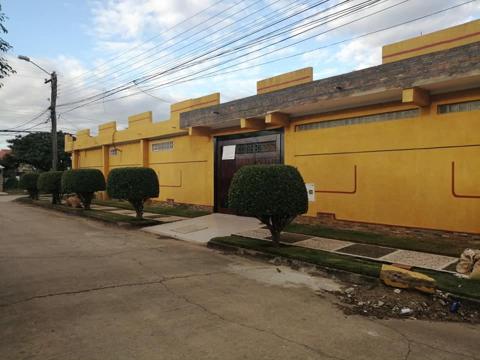 CASA EN ESQUINA DETRAS DEL HOSPITAL FRANCES