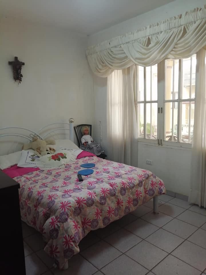 CASA EN ESQUINA DETRAS DEL HOSPITAL FRANCES