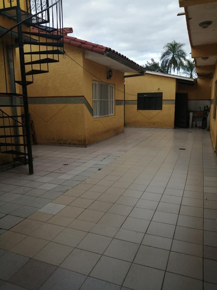 CASA EN ESQUINA DETRAS DEL HOSPITAL FRANCES