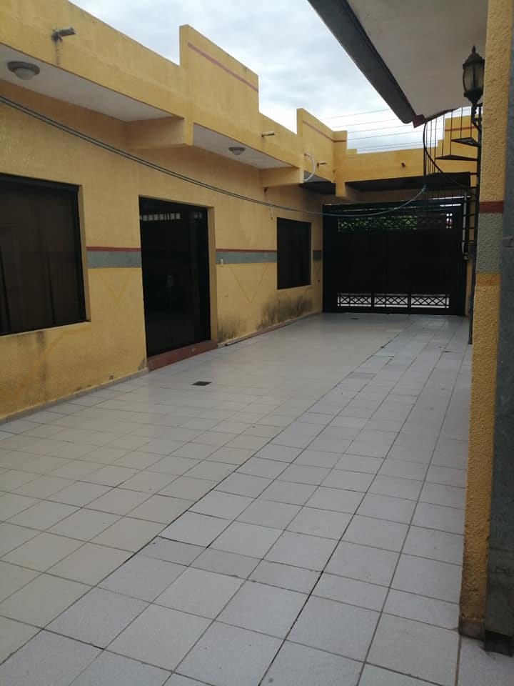 CASA EN ESQUINA DETRAS DEL HOSPITAL FRANCES