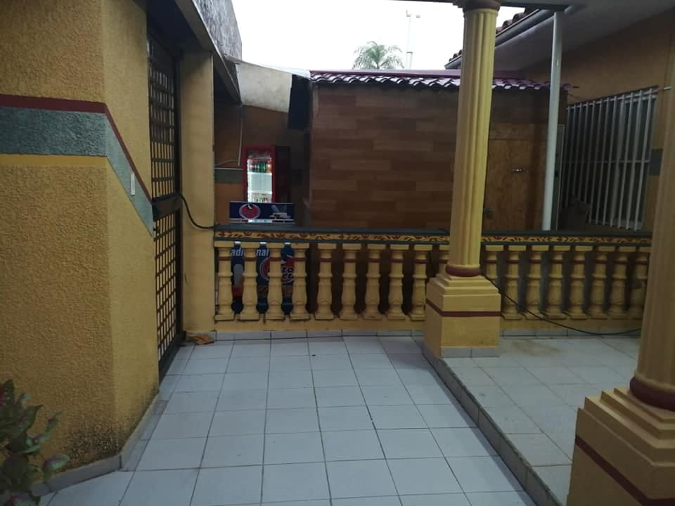 CASA EN ESQUINA DETRAS DEL HOSPITAL FRANCES