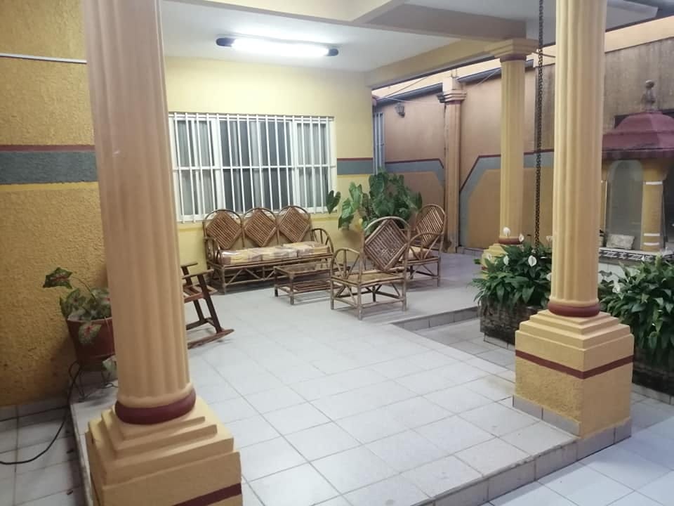 CASA EN ESQUINA DETRAS DEL HOSPITAL FRANCES