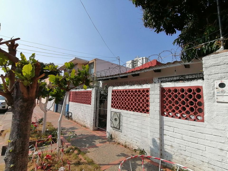 CASA PEQUEÑA INDEPENDIENTE EN ANTICRETICO AVE BANZER