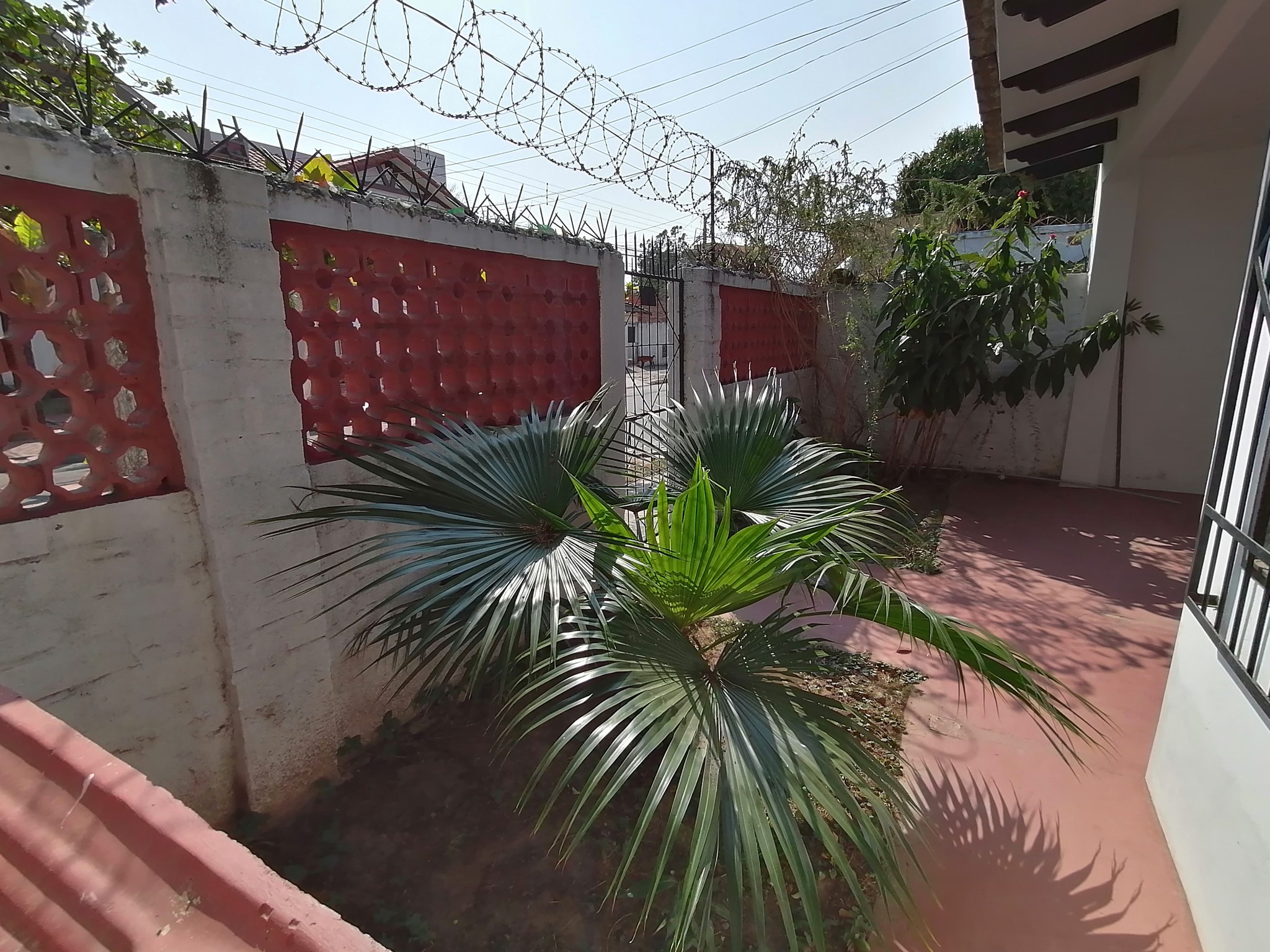 CASA PEQUEÑA INDEPENDIENTE EN ANTICRETICO AVE BANZER