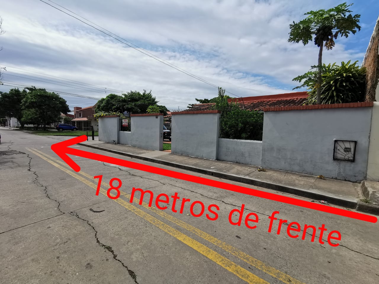 EN PLENA ESQUINA CASA DE 4 DORM + GARAJE