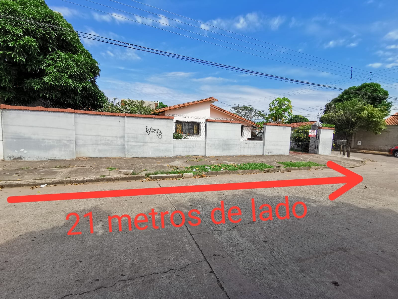 EN PLENA ESQUINA CASA DE 4 DORM + GARAJE