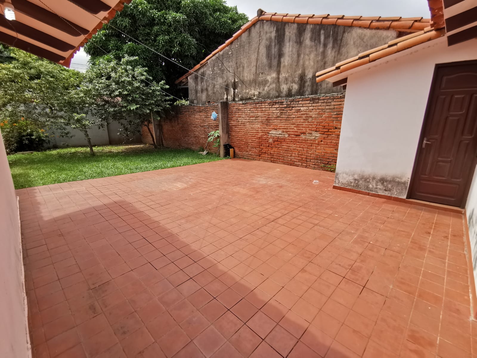 EN PLENA ESQUINA CASA DE 4 DORM + GARAJE