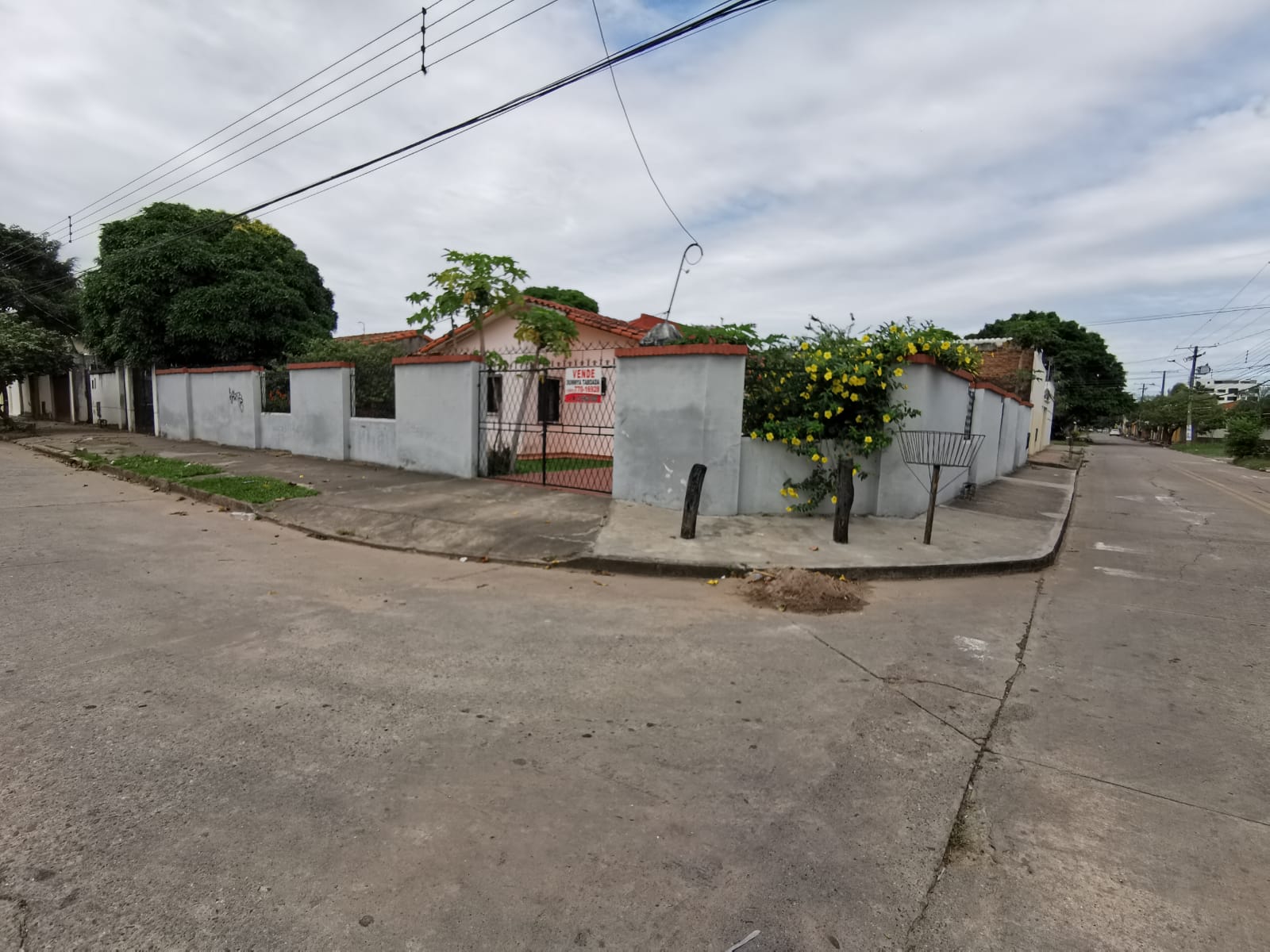 EN PLENA ESQUINA CASA DE 4 DORM + GARAJE