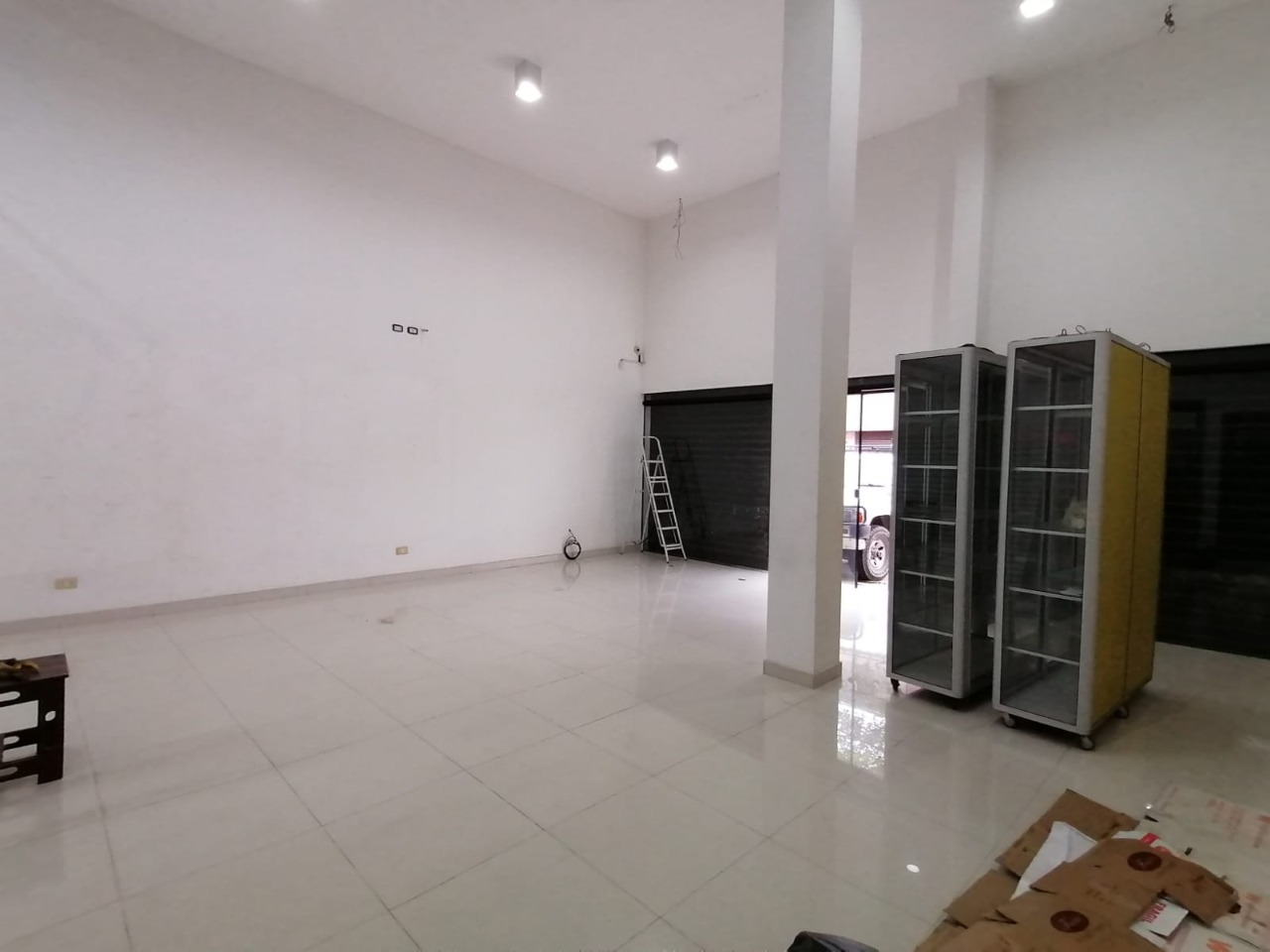ZONA ESTE  Entre 1er y 2do. Anillo - ALQUILO LOCAL COMERCIAL