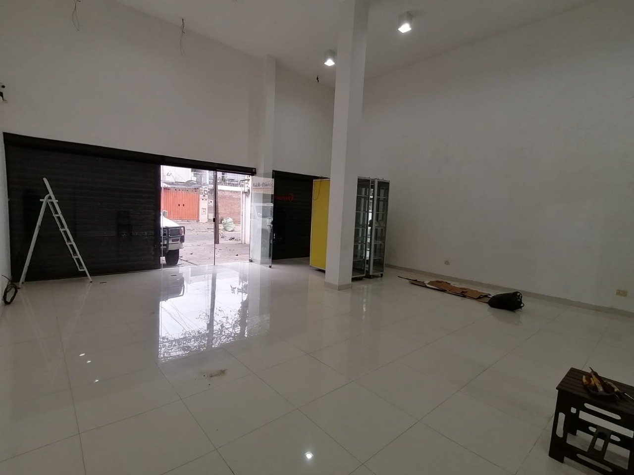 ZONA ESTE  Entre 1er y 2do. Anillo - ALQUILO LOCAL COMERCIAL