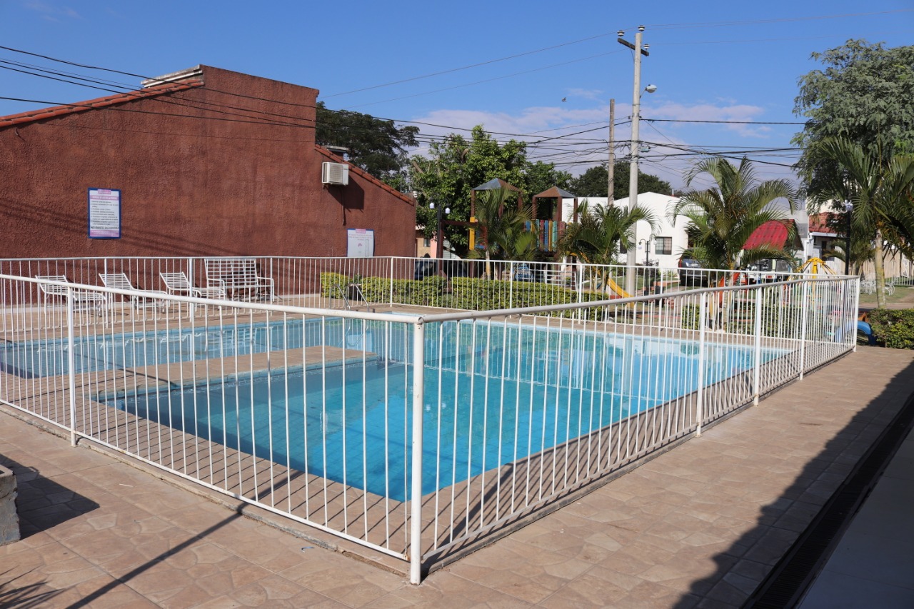 CASA EN VENTA DENTRO DE CONDOMINIO CERRADO 