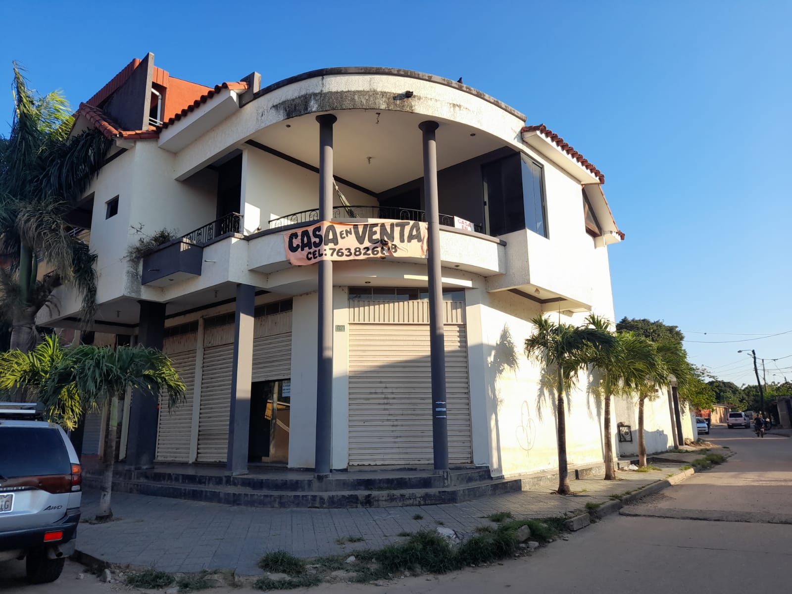 Casa con tiendas - en venta