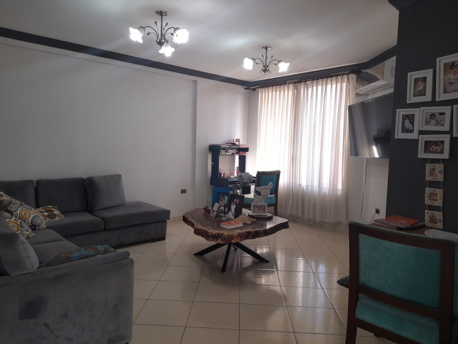 Casa con tiendas - en venta