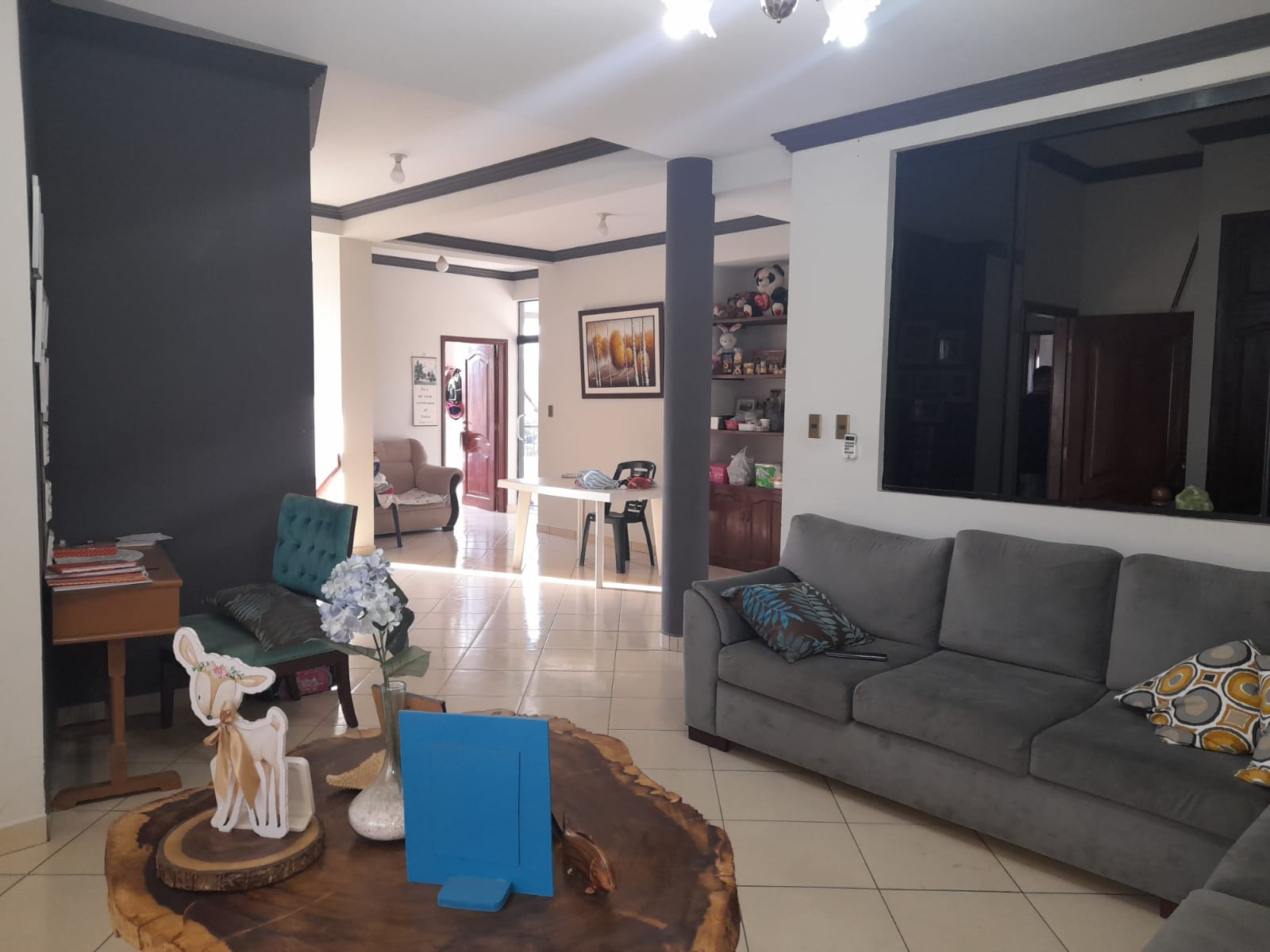 Casa con tiendas - en venta