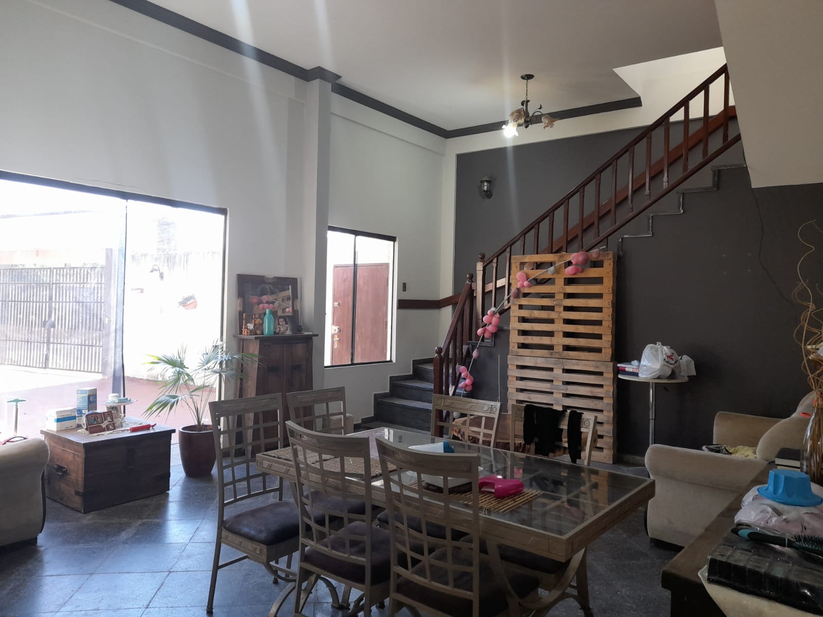 Casa con tiendas - en venta