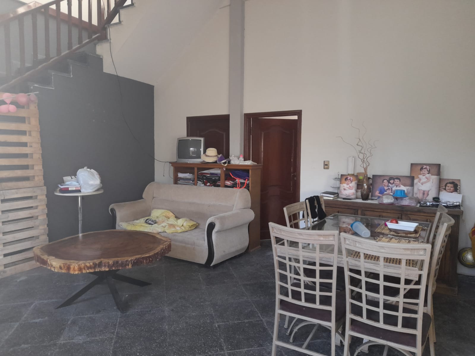 Casa con tiendas - en venta