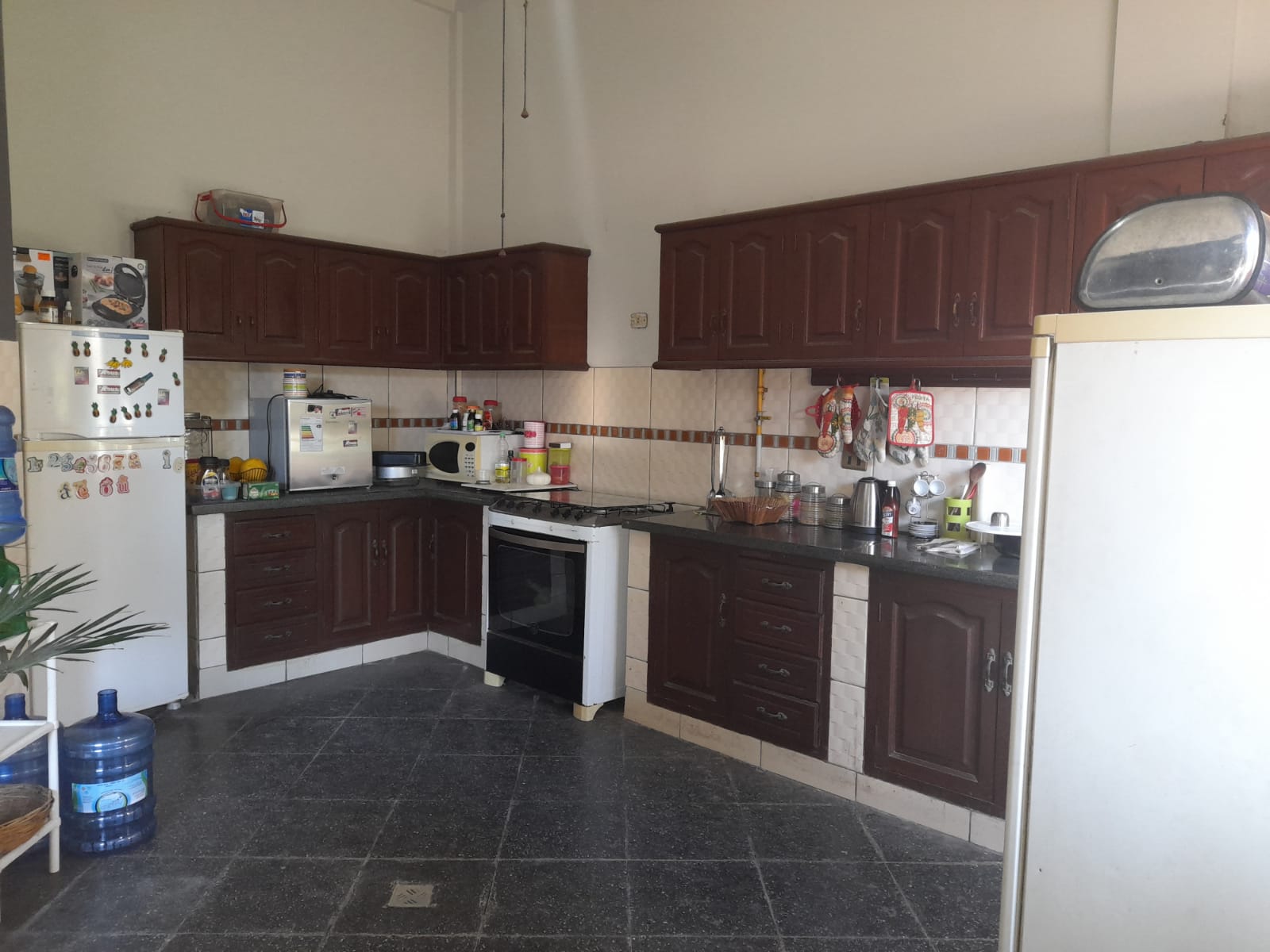 Casa con tiendas - en venta