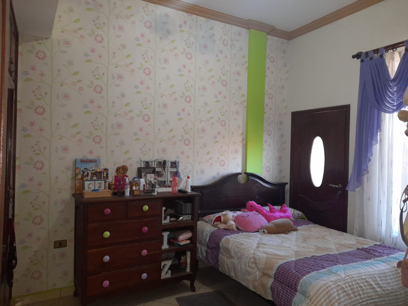 Casa con tiendas - en venta