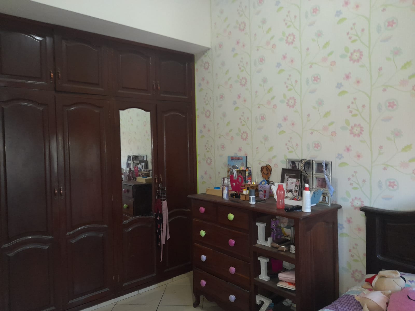 Casa con tiendas - en venta