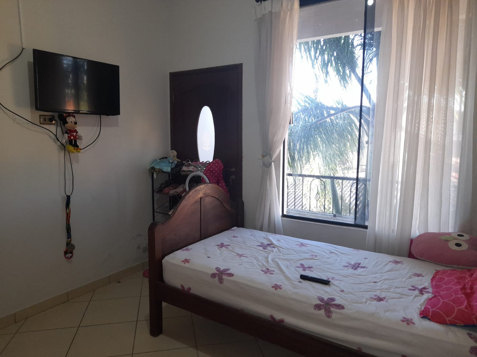 Casa con tiendas - en venta