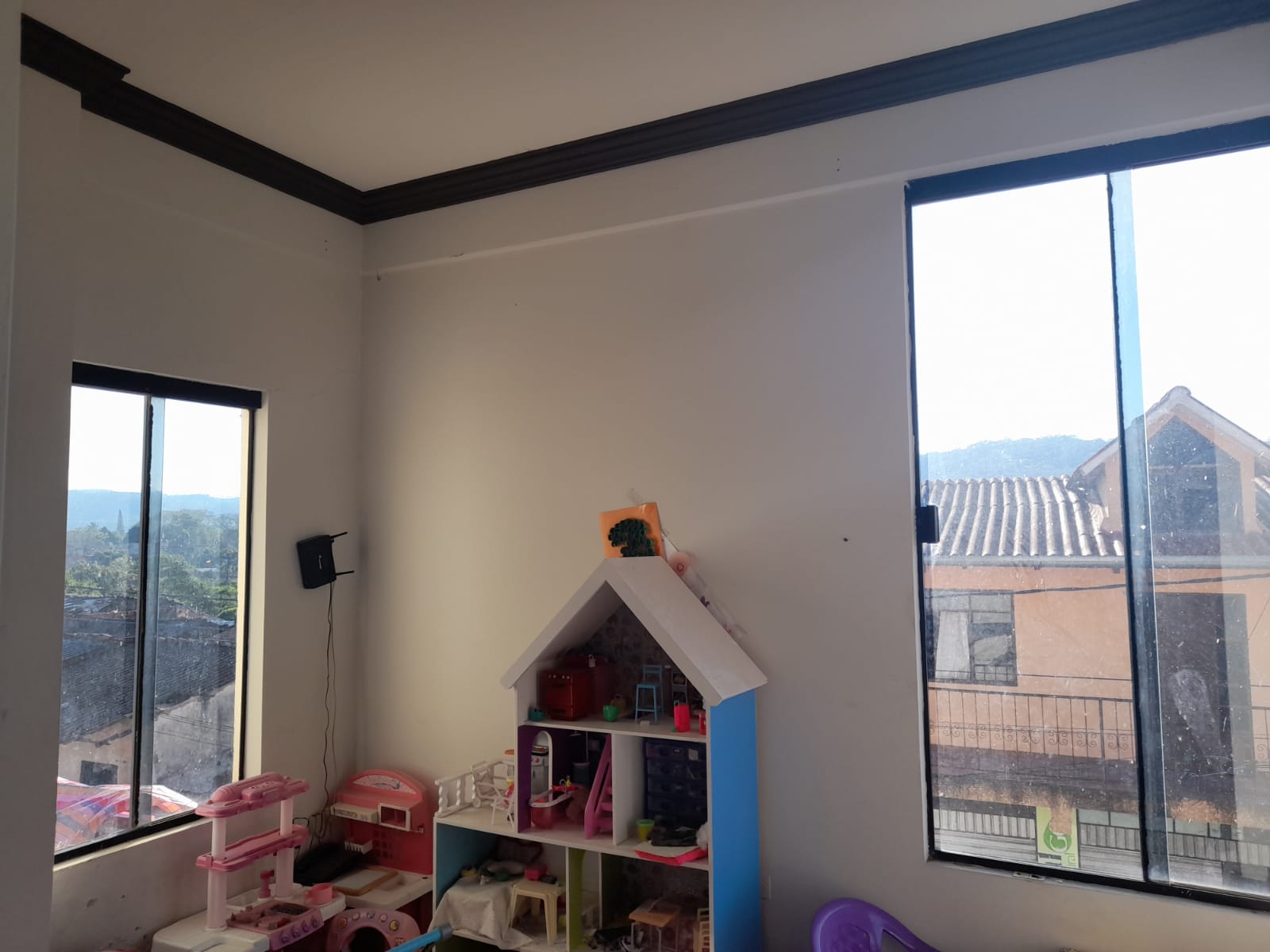 Casa con tiendas - en venta