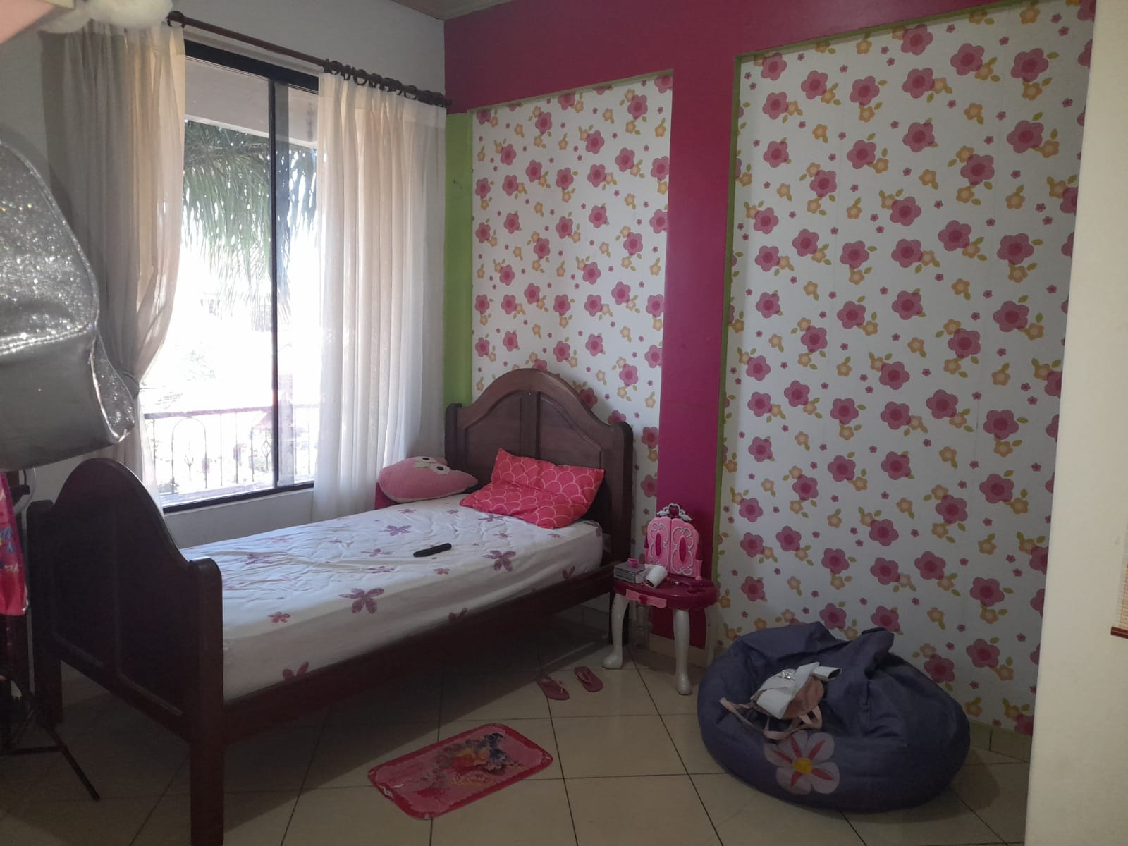 Casa con tiendas - en venta