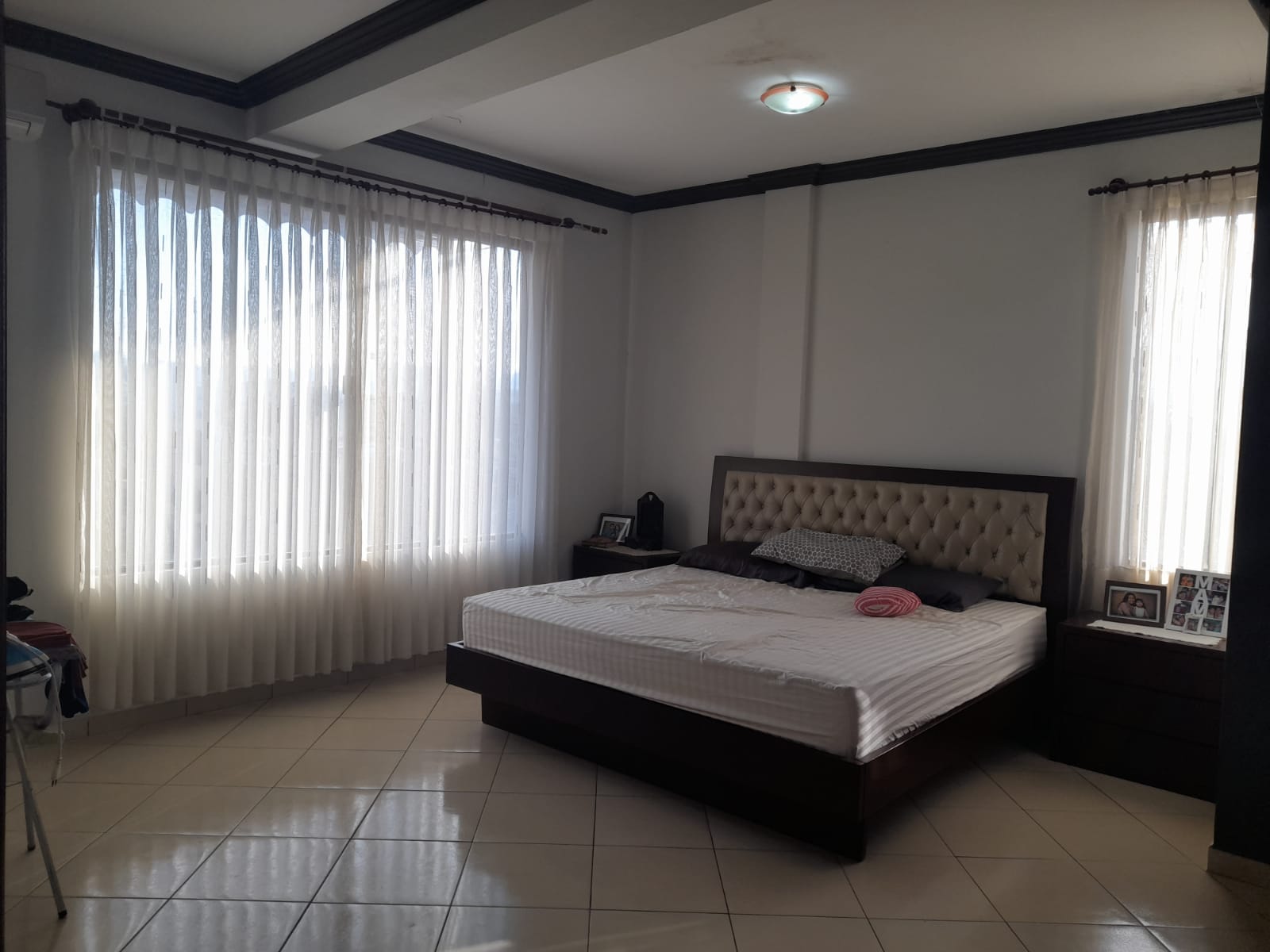 Casa con tiendas - en venta