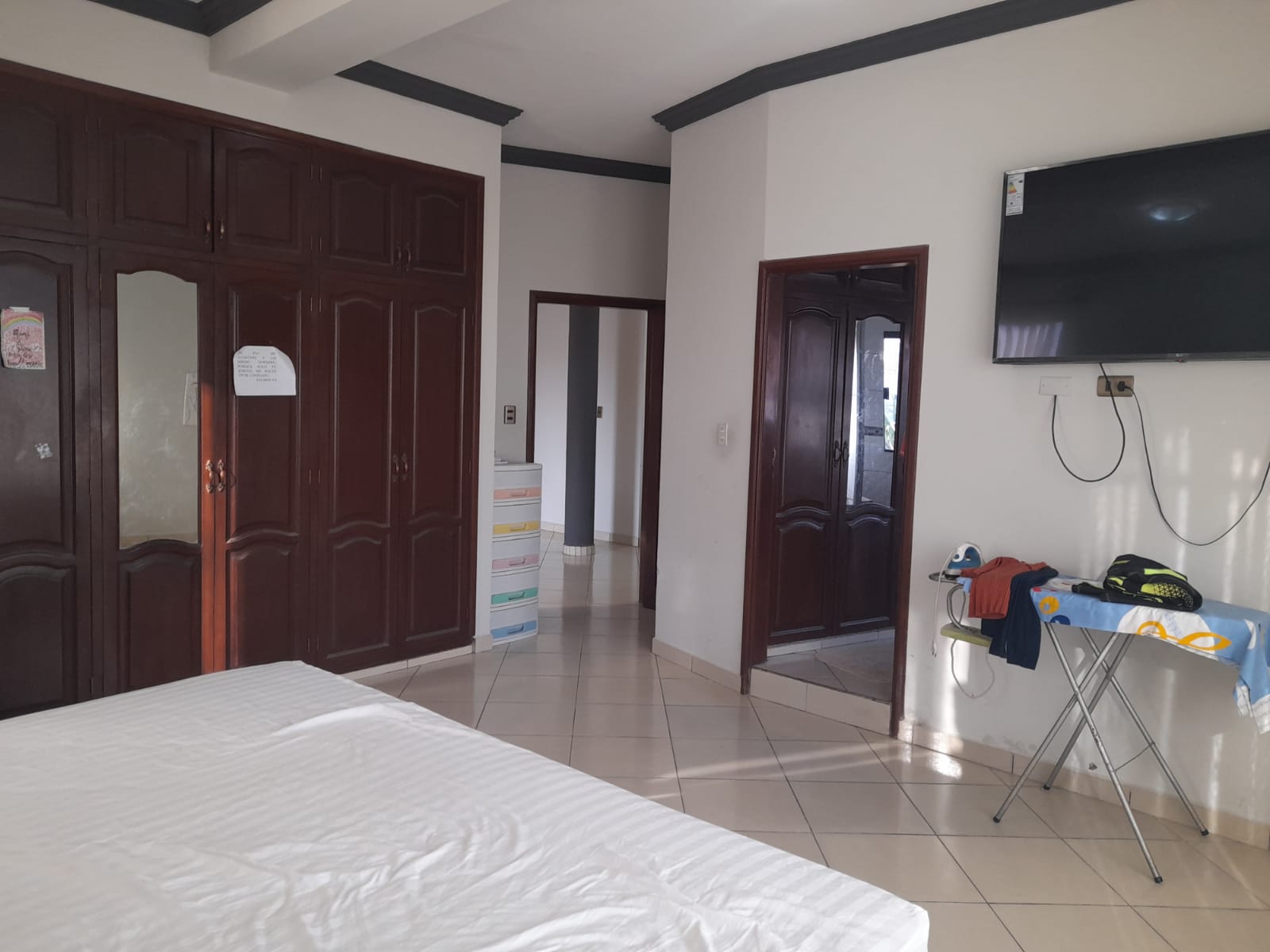 Casa con tiendas - en venta