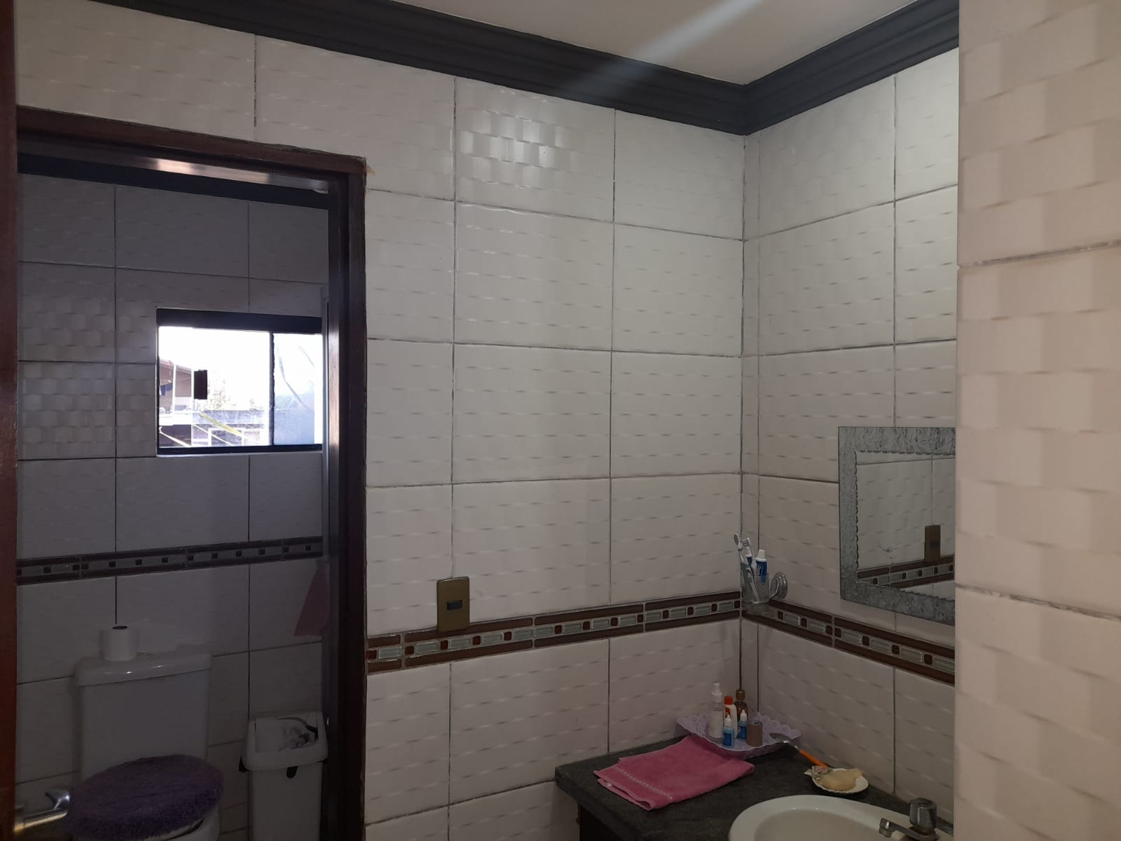Casa con tiendas - en venta