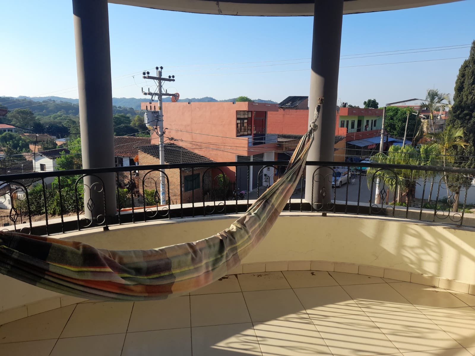 Casa con tiendas - en venta