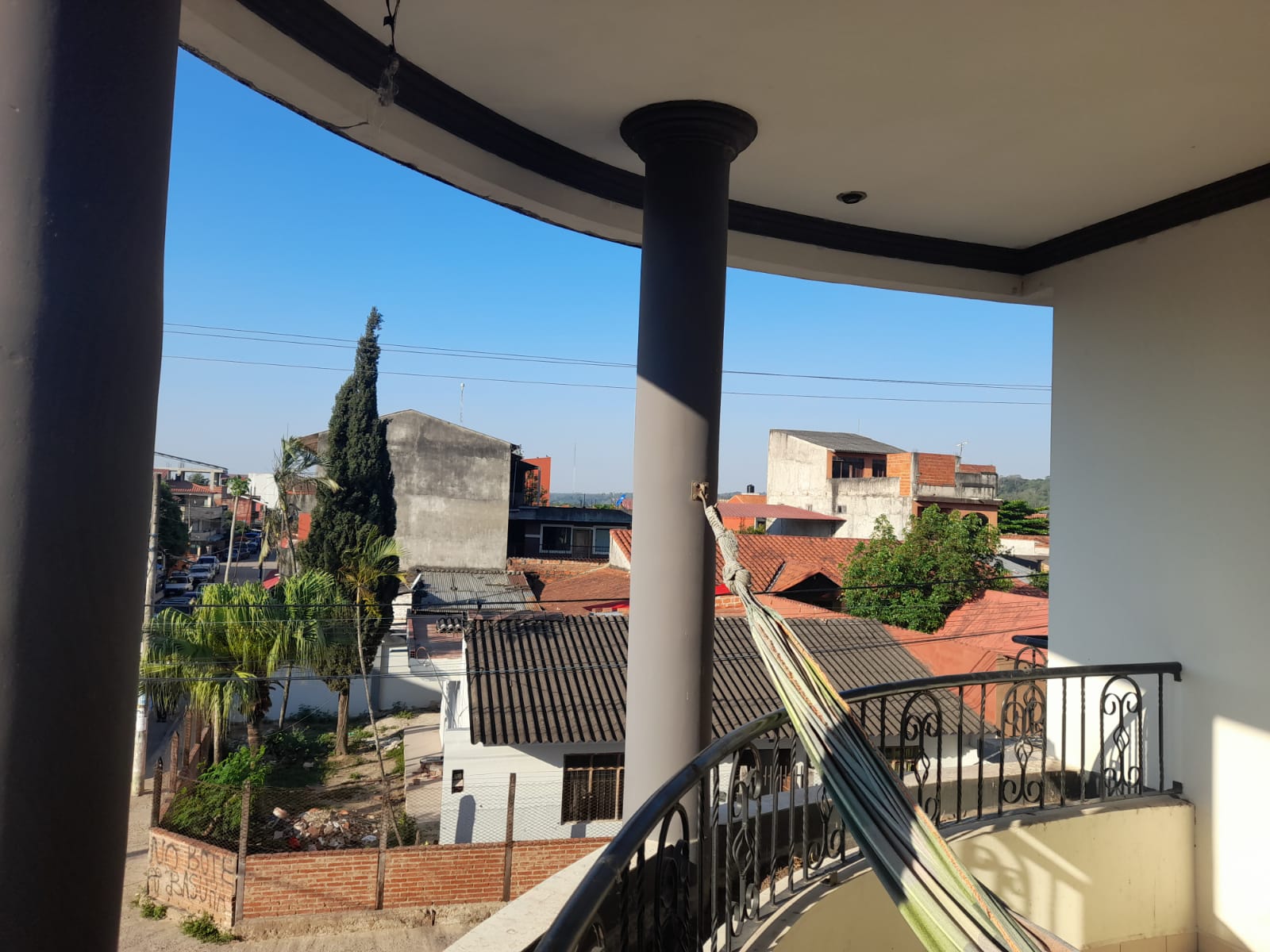 Casa con tiendas - en venta