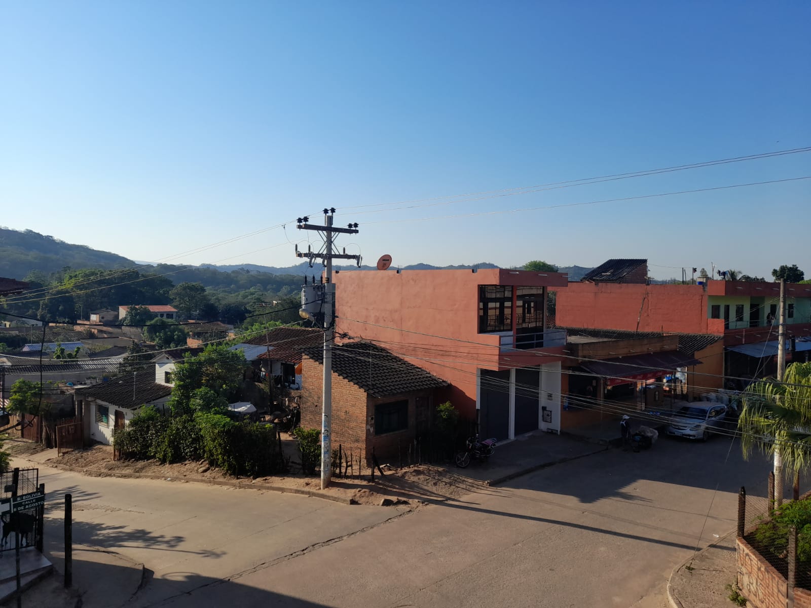 Casa con tiendas - en venta