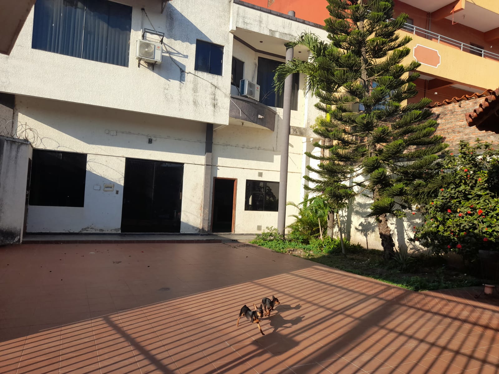 Casa con tiendas - en venta