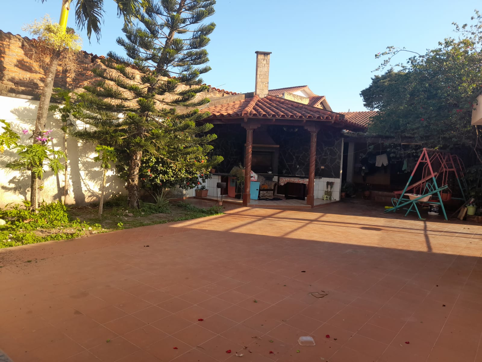 Casa con tiendas - en venta