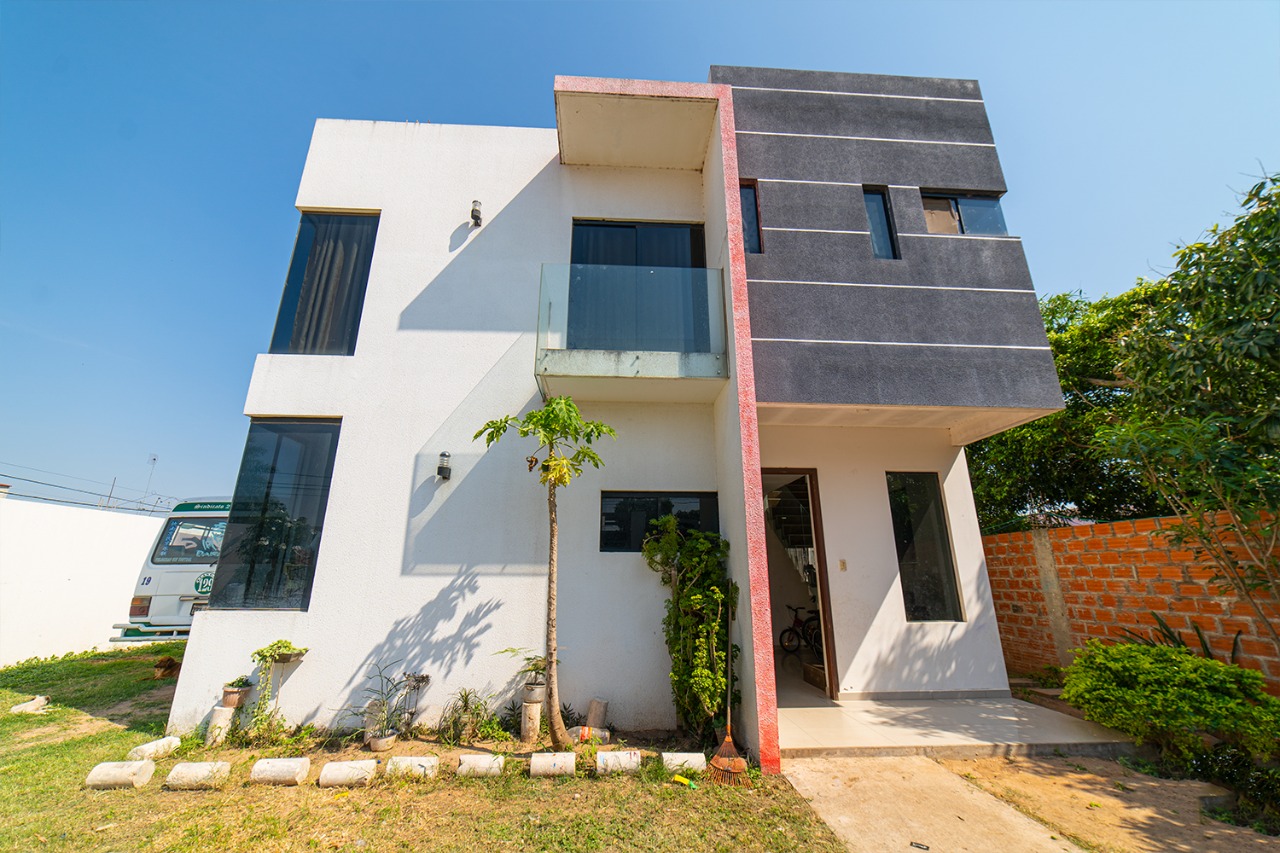 CASA EN VENTA EN Av G77 8vo ANILLO
