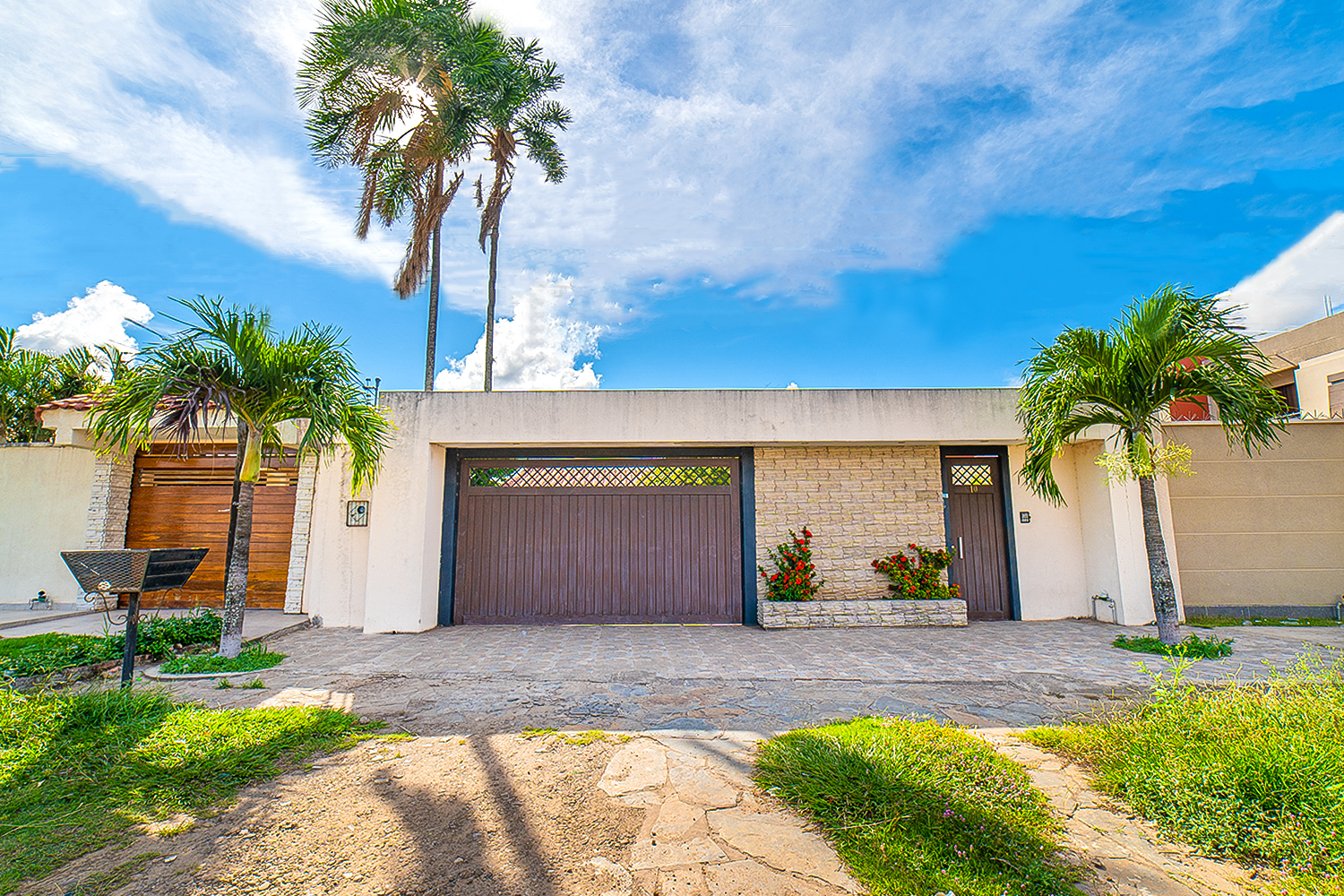 CASA EN VENTA DOBLE VIA LA GUARDIA Y 4TO ANILLO