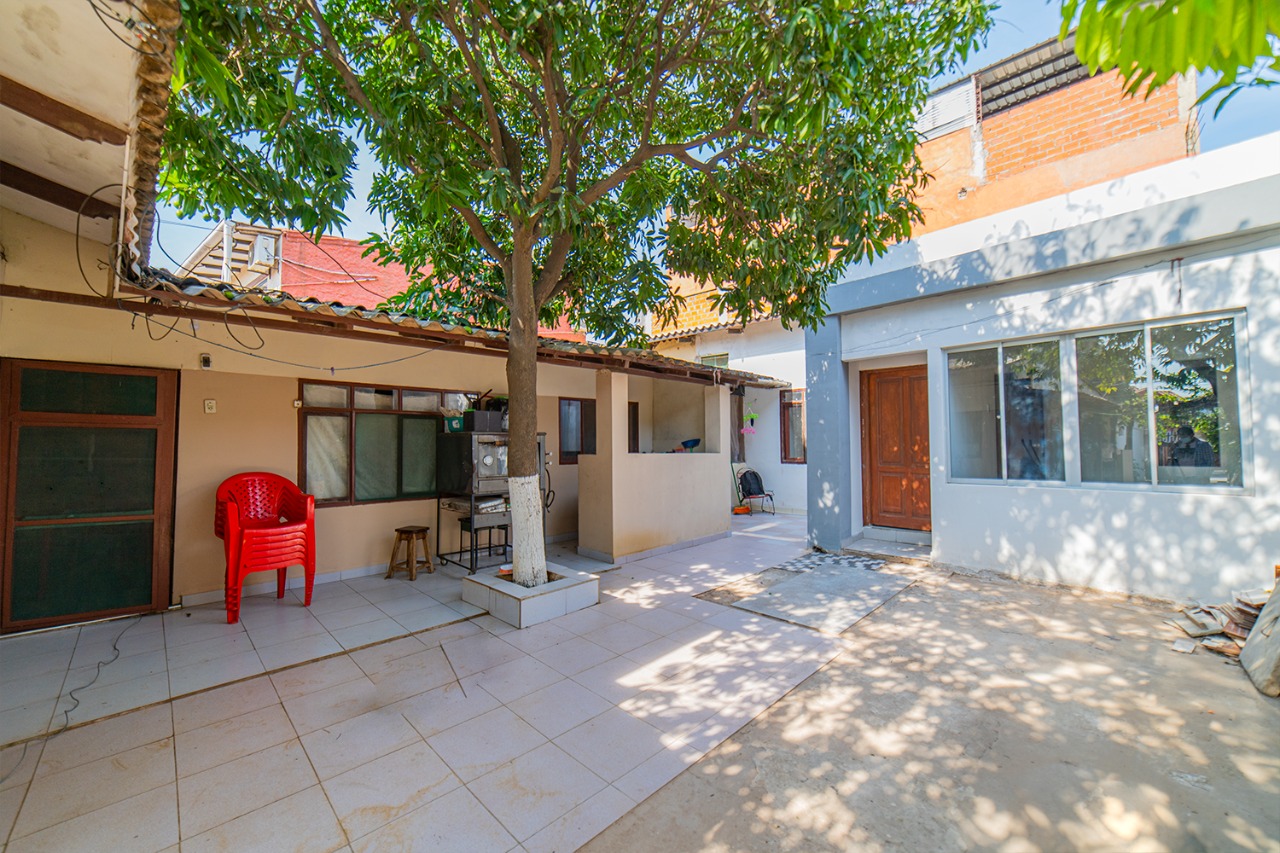 CASA EN VENTA CON DEPARTAMENTOS PARA ALQUILAR, ZONA ESTE 