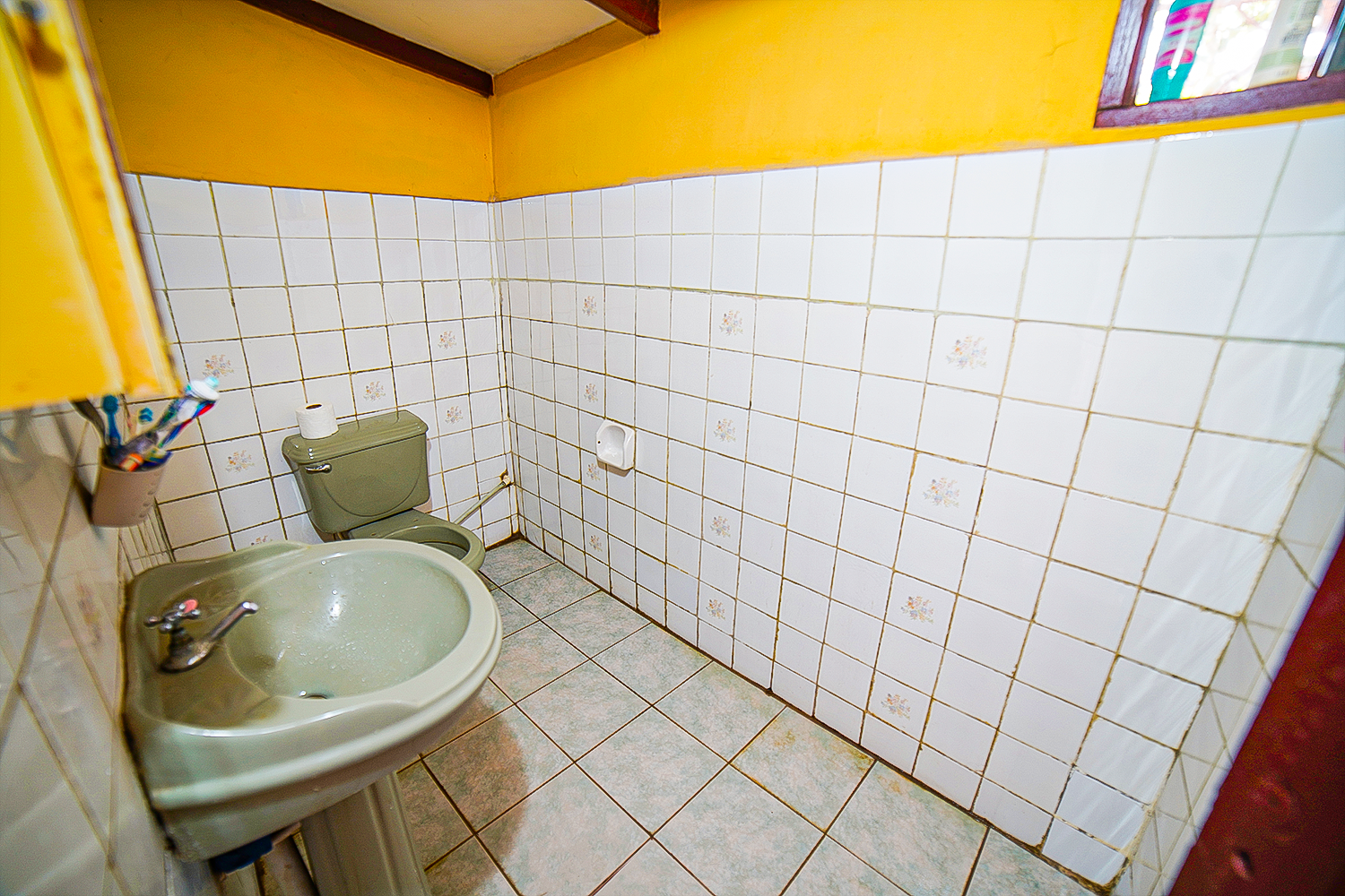 CASA FAMILIAR CON TERRENO AMPLIO IDEAL PARA CONSTRUIR