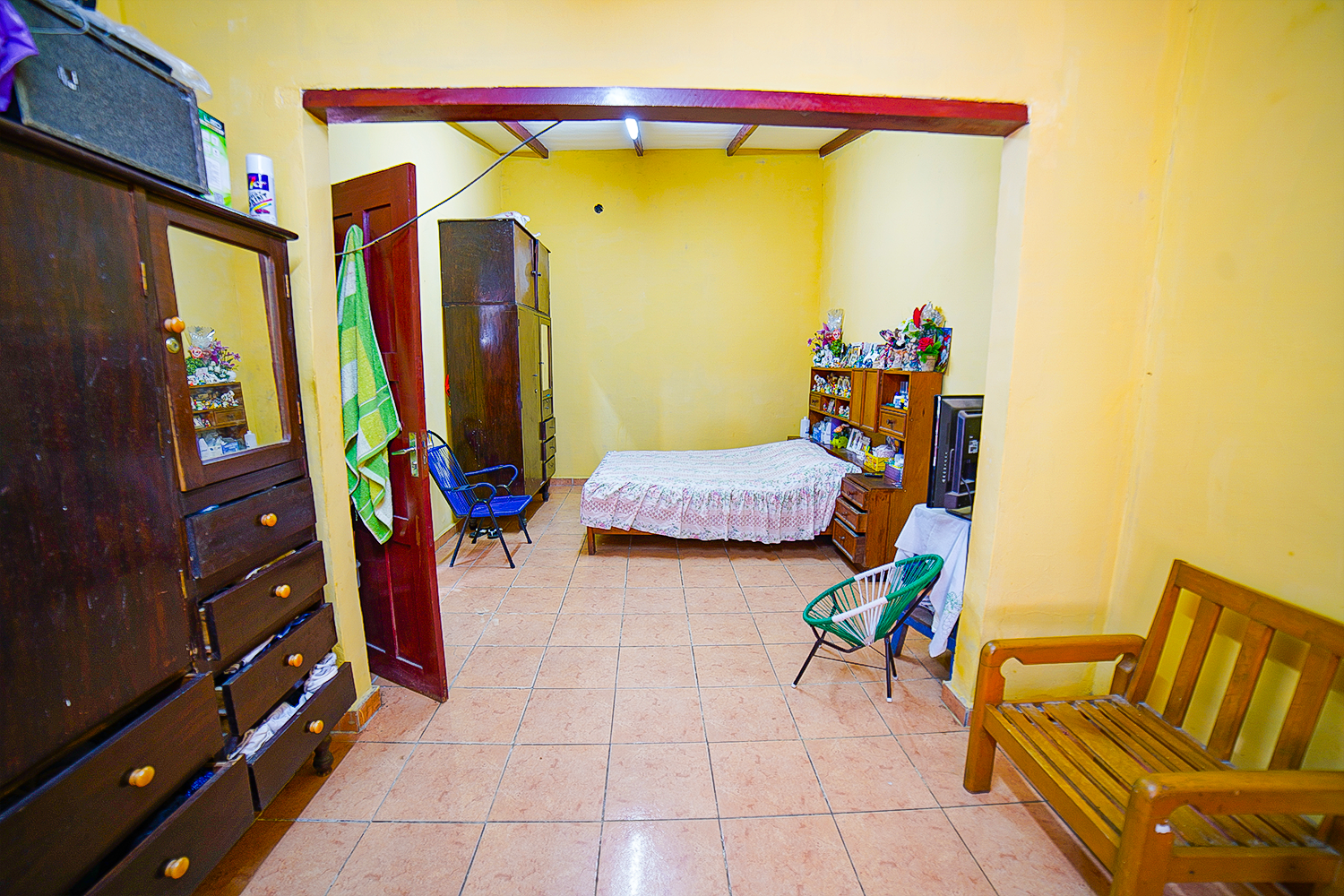 CASA FAMILIAR CON TERRENO AMPLIO IDEAL PARA CONSTRUIR